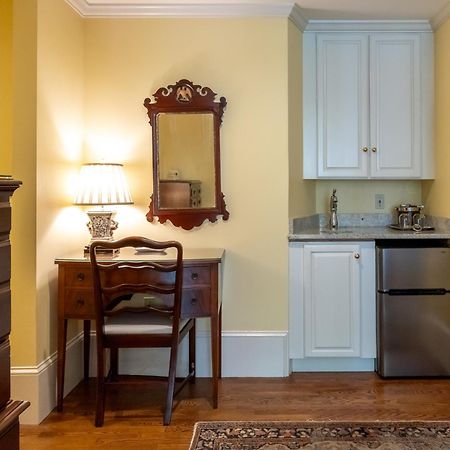 Francis Malbone House Bed & Breakfast Нюпорт Екстериор снимка